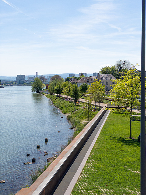 Ein guter Ort für die Arbeit im öffentlichen Raum ist das Rheinufer - der grenzüberschreitender Park Weil am Rhein (D) und Huningue (F). Verschiedene Ansichten, Fotos: Gudrun Gempp