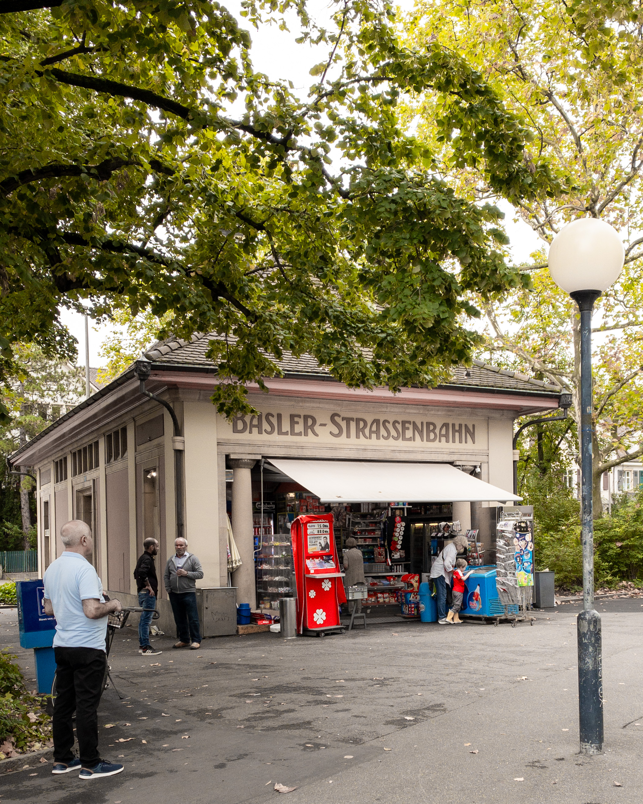 Foto: (c) Gudrun Gempp, Haltestelle Basel, Kannenfeldplatz (Kiosk unter Bäumen)