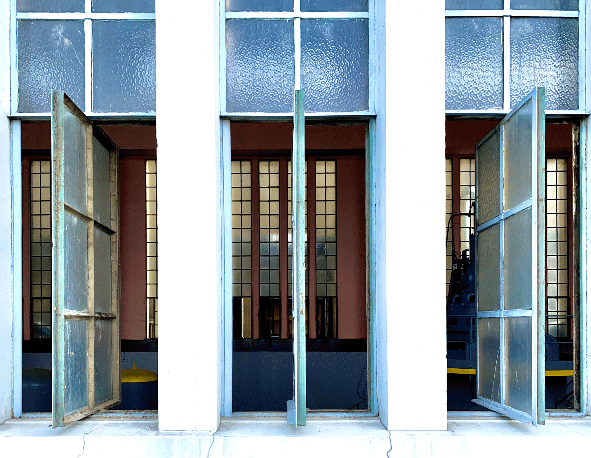 Art-Deco-Architektur, Wasserkraftwerg Kembs-Löchle, offene Fenster mit Blick nach innen.